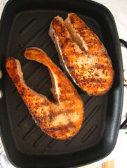 香煎三文鱼,撒入蒜粉，干煎约4min，到三文鱼表面略焦油脂析出