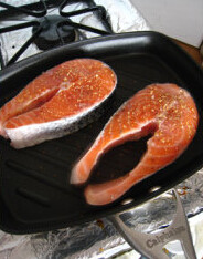 香煎三文鱼,煎锅烧热，不用放油，直接把三文鱼放入