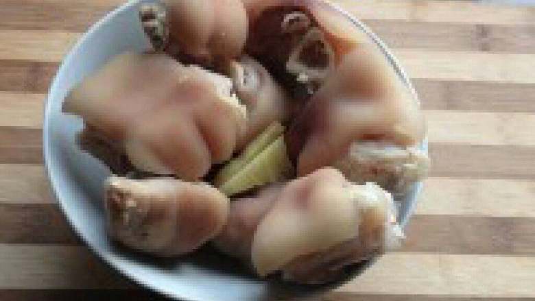 花生闷猪蹄,锅里烧水把<a style='color:red;display:inline-block;' href='/shicai/ 413'>猪蹄</a>煮开后去出陈浮沫捞出洗干净。