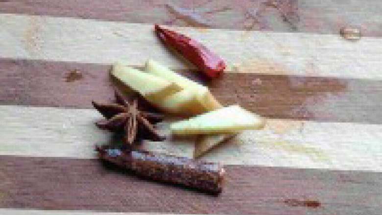 花生闷猪蹄,准备好的姜<a style='color:red;display:inline-block;' href='/shicai/ 62'>辣椒</a><a style='color:red;display:inline-block;' href='/shicai/ 710'>桂皮</a><a style='color:red;display:inline-block;' href='/shicai/ 695'>八角</a>。