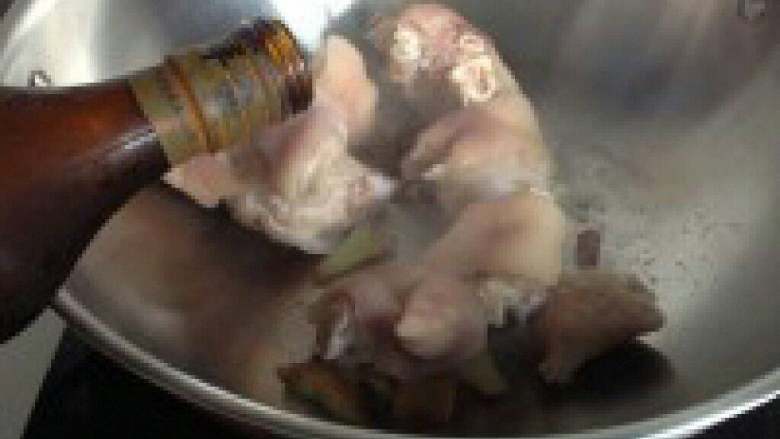 花生闷猪蹄,锅里放点油翻炒猪蹄，桂皮等放入<a style='color:red;display:inline-block;' href='/shicai/ 718'>料酒</a>去腥。