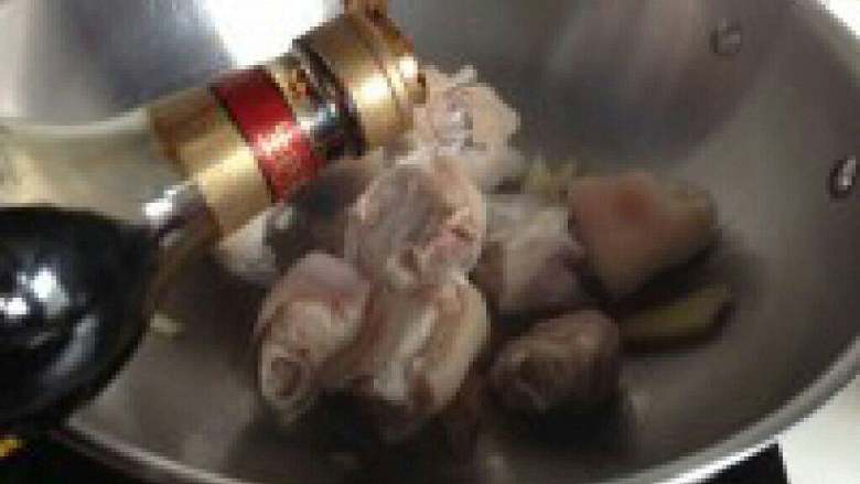 花生闷猪蹄,放<a style='color:red;display:inline-block;' href='/shicai/ 762'>老抽</a>和<a style='color:red;display:inline-block;' href='/shicai/ 788'>生抽</a>