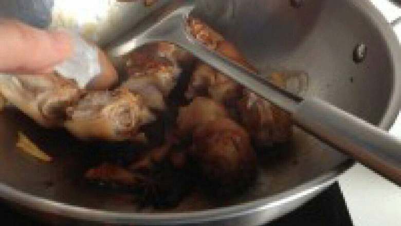 花生闷猪蹄,在放<a style='color:red;display:inline-block;' href='/shicai/ 866'>冰糖</a>。