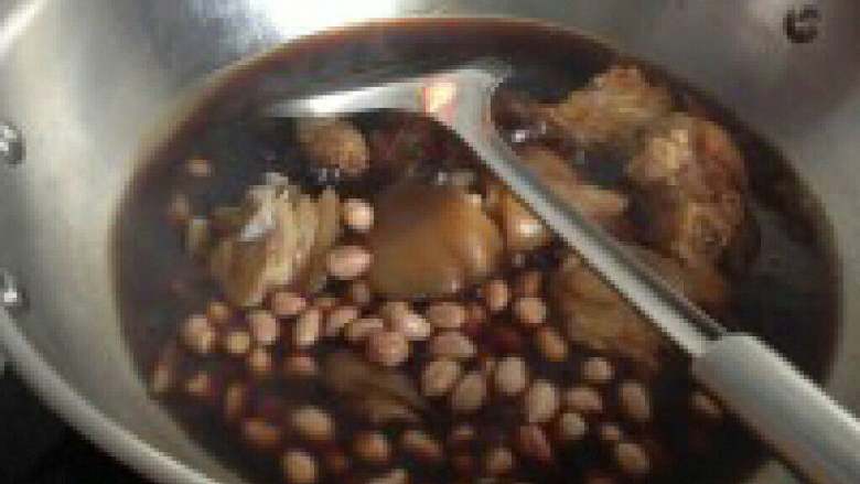 花生闷猪蹄,放入<a style='color:red;display:inline-block;' href='/shicai/ 664'>花生</a>在放点开水，大火煮开后改小火。