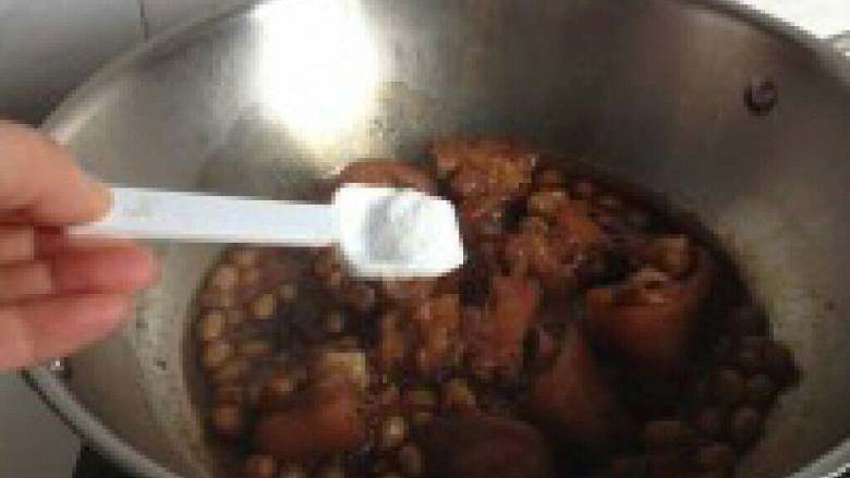 花生闷猪蹄,等猪蹄煮烂时就放入盐。