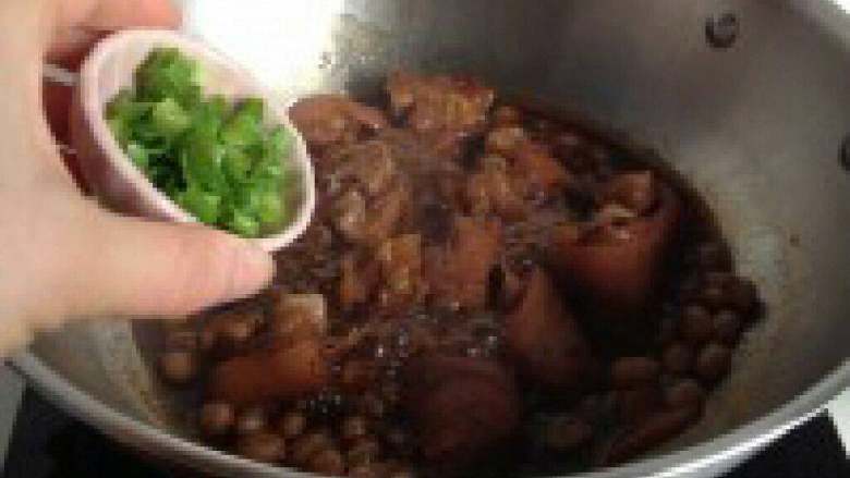 花生闷猪蹄,最后大火收汁撒上<a style='color:red;display:inline-block;' href='/shicai/ 3250'>葱</a>花就可以了。