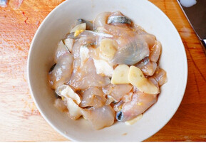 满堂鱼,鱼片用<a style='color:red;display:inline-block;' href='/shicai/ 718'>料酒</a>、姜末、<a style='color:red;display:inline-block;' href='/shicai/ 720'>胡椒粉</a>、湿淀粉、少许<a style='color:red;display:inline-block;' href='/shicai/ 788'>生抽</a>腌一会。