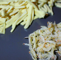 韭菜虾皮豆干丝,油锅先把虾皮和豆干煸炒透，加少盐调味，