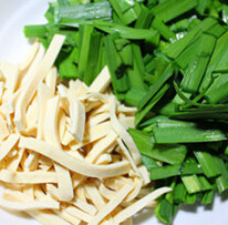韭菜虾皮豆干丝,<a style='color:red;display:inline-block;' href='/shicai/ 116'>韭菜</a>清洗干净切段备用，<a style='color:red;display:inline-block;' href='/shicai/ 288'>虾皮</a>用水泡软，