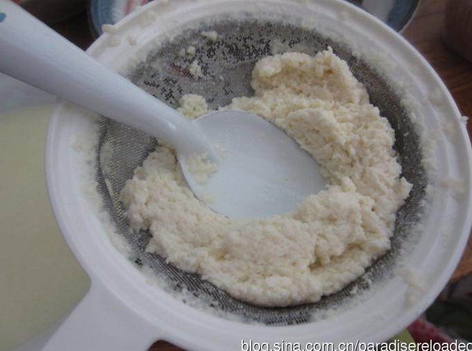 红豆奶酪卷,用过滤豆浆的细孔漏勺滤过白色絮状乳酪沉淀，尽量挤干乳清