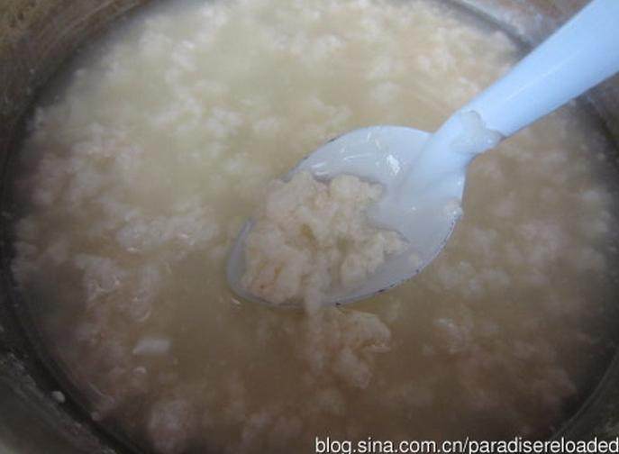 红豆奶酪卷,全脂奶3杯加<a style='color:red;display:inline-block;' href='/shicai/ 147438'>自制米酒</a>1杯混好，中火煮，到出现白色絮状沉淀,关火