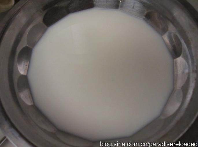 奶酪,全脂鲜奶250g煮开完全放冷,过滤掉表面的奶皮。