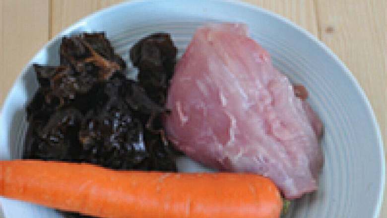 鱼香肉丝,准备好的材料,木耳用温水泡发后洗干净。