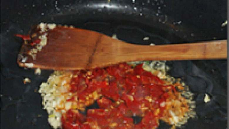 鱼香肉丝,用锅里剩于的油放进姜蒜炒出香味,放入<a style='color:red;display:inline-block;' href='/shicai/ 803'>剁椒</a>一起炒。