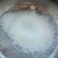免烤焦糖牛奶鸡蛋布丁,1. 白糖50克放入锅中小火溶化。