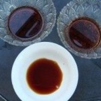 免烤焦糖牛奶鸡蛋布丁,3. 焦糖倒在准备的容器里，放入冰箱冷藏一会儿。