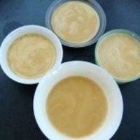 免烤焦糖牛奶鸡蛋布丁,5. 过滤倒入有焦糖的容器中。放冰箱3个小时后就可以了。取布丁的时候，用牙签转一圈，将模子扣在盘子上，也可用热毛巾捂一会，然后将模子拿走。
