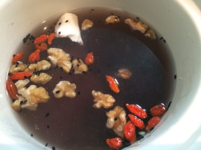 养肾乌发粥,如图将上述除了<a style='color:red;display:inline-block;' href='/shicai/ 882'>红糖</a>以外的食材洗净后全部倒入炖锅，加适量开水用大火煮沸转小火焖煮4小时以上（我都是晚上临睡前炖至早晨起床）；