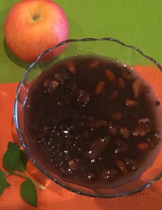 养肾乌发粥,如图加入少许红糖即可盛起食用了。
