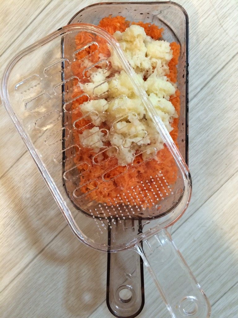 火腿蔬菜粥,将磨好的土豆和胡萝卜混合拌匀倒入米锅中