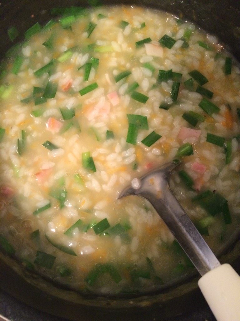 火腿蔬菜粥,如图最后放入韭菜 搅拌小火煮5~8分钟后即可食用^_^