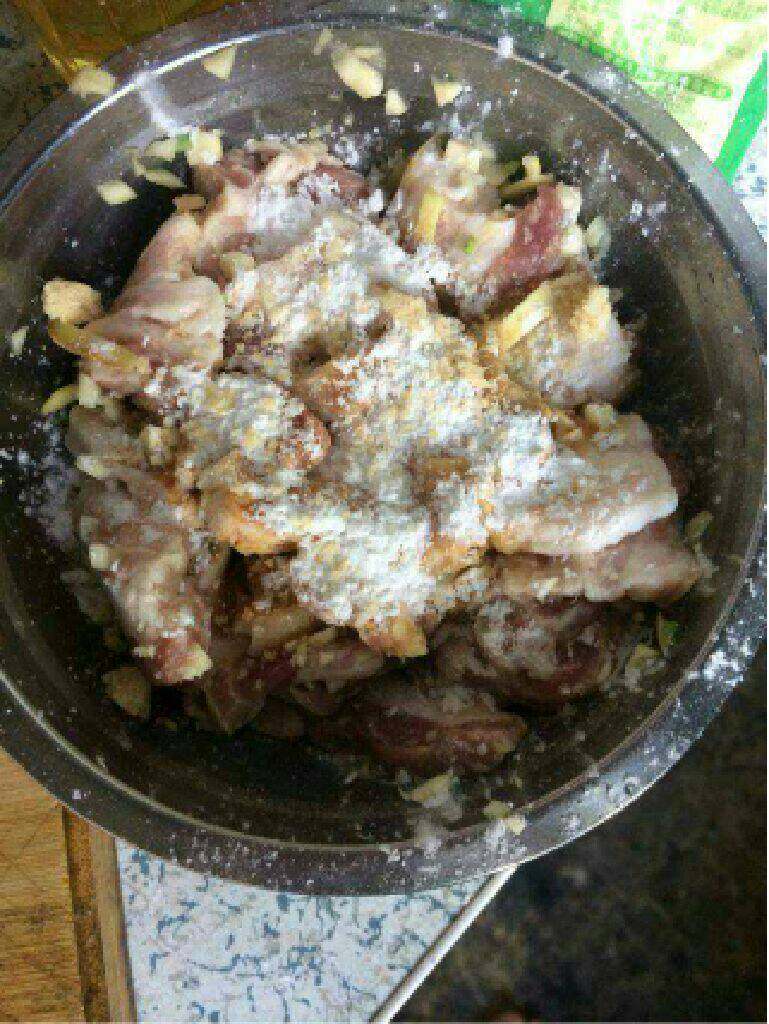 粉蒸肉,加入所有调料和适量的盐和鸡精