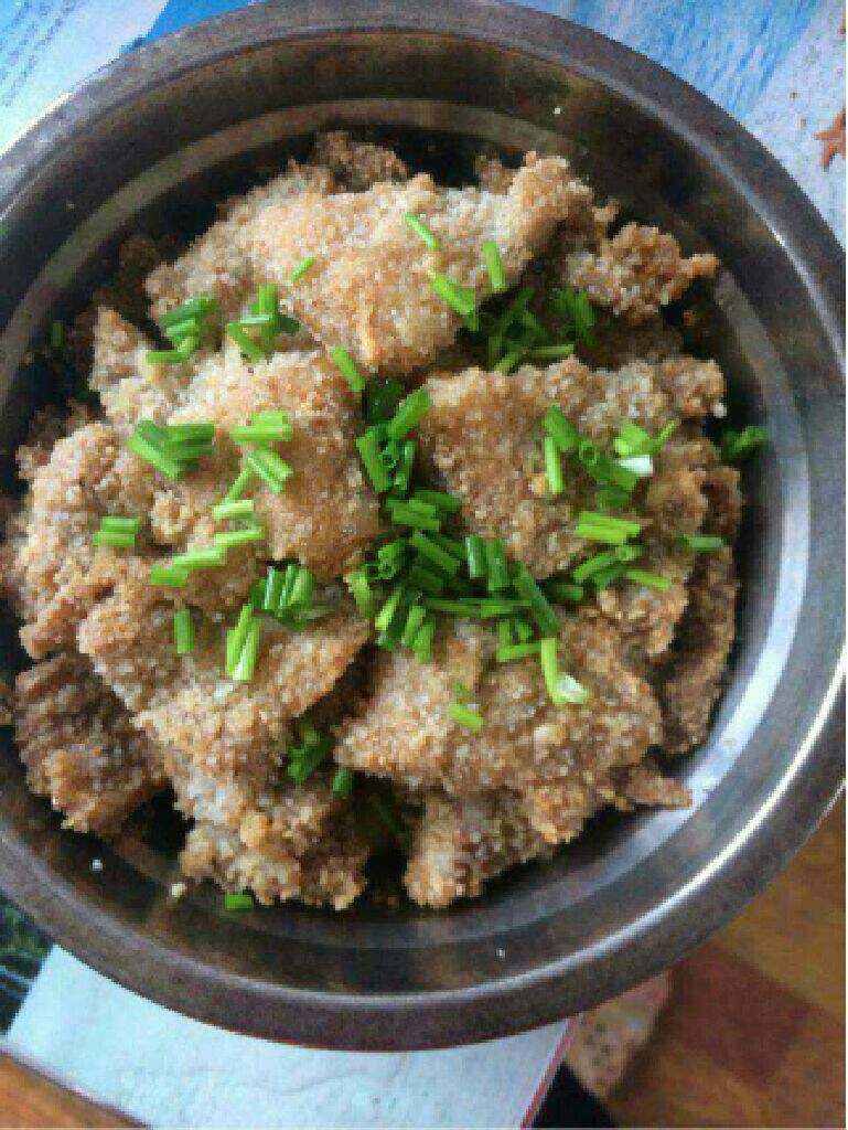 粉蒸肉,蒸好撒上葱花即可