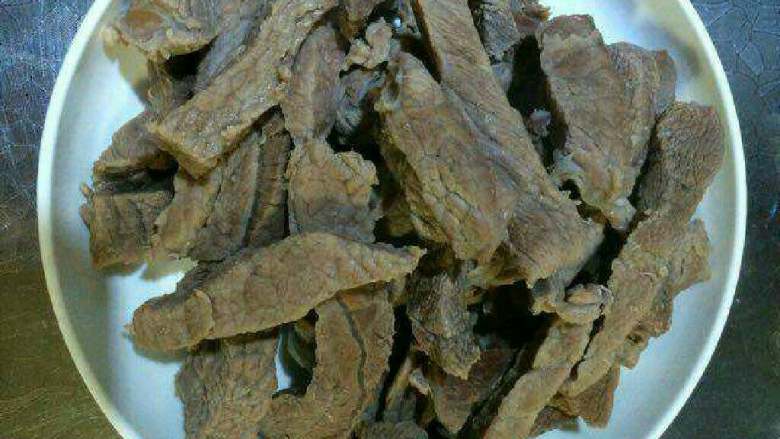 自制肉干,大火煮十分钟后捞出来,沥干水分