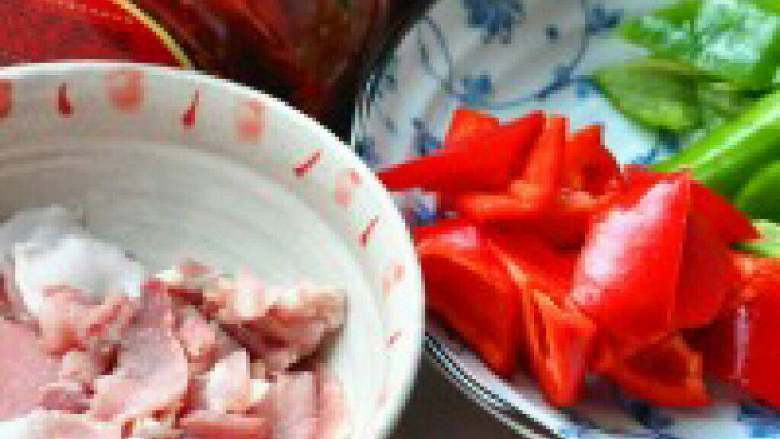 农家小炒肉,<a style='color:red;display:inline-block;' href='/shicai/ 428'>五花肉</a>洗干净切片，青红辣椒切段，蒜拍碎。