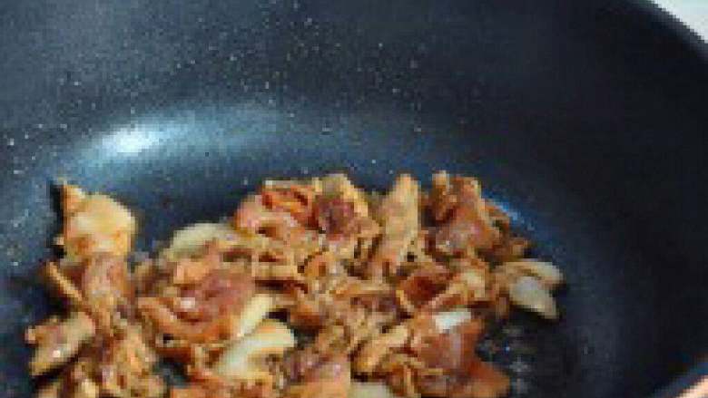 农家小炒肉,锅里放油把腌制好的肉放进去翻炒变色后盛出。