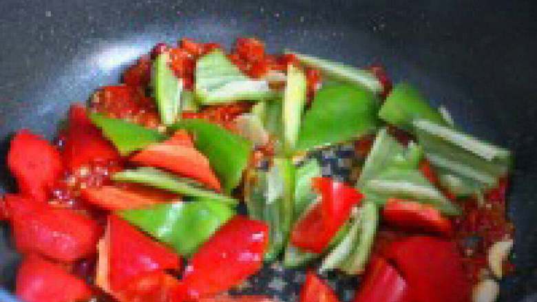 农家小炒肉,锅里放一点点油在放入剁椒炒香后放青红辣椒和蒜。