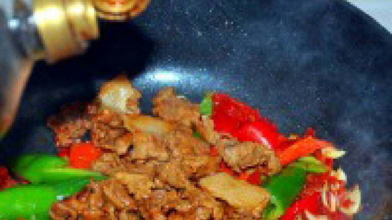 农家小炒肉,在放入炒好的肉调味，在翻炒几下后放入<a style='color:red;display:inline-block;' href='/shicai/ 705'>豆瓣酱</a>炒一下就可以了。