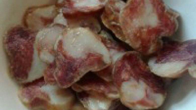 腊肉煲仔饭,把<a style='color:red;display:inline-block;' href='/shicai/ 4536'>腊肠</a>切成片等<a style='color:red;display:inline-block;' href='/shicai/ 492'>大米</a>还没熟时把<a style='color:red;display:inline-block;' href='/shicai/ 4536'>腊肠</a>一片片的放在<a style='color:red;display:inline-block;' href='/shicai/ 492'>大米</a>上面在闷十几分钟，喜欢吃锅巴的就多闷一下。