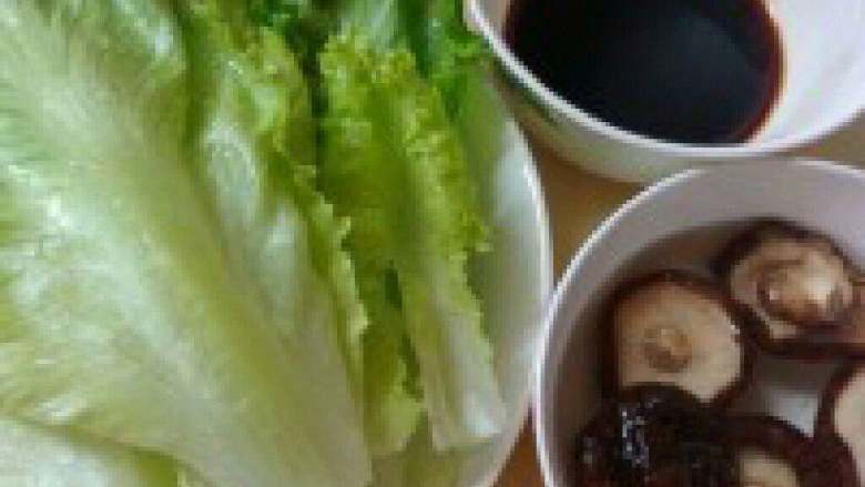 腊肉煲仔饭,把<a style='color:red;display:inline-block;' href='/shicai/ 3517'>青菜</a>和<a style='color:red;display:inline-block;' href='/shicai/ 230'>香菇</a>洗干净加点油和盐放入锅中，烫熟捞出沥干水份调味放适量<a style='color:red;display:inline-block;' href='/shicai/ 721'>蚝油</a>和一点点凉开水适量<a style='color:red;display:inline-block;' href='/shicai/ 788'>生抽</a>。