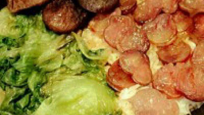 腊肉煲仔饭,闷好的米饭开盖放入青菜和香菇浇上调味汁搅拌一下就可以了。