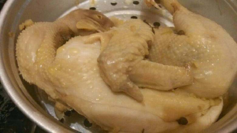 盐水鸡,5、取出鸡,上锅蒸45分钟。