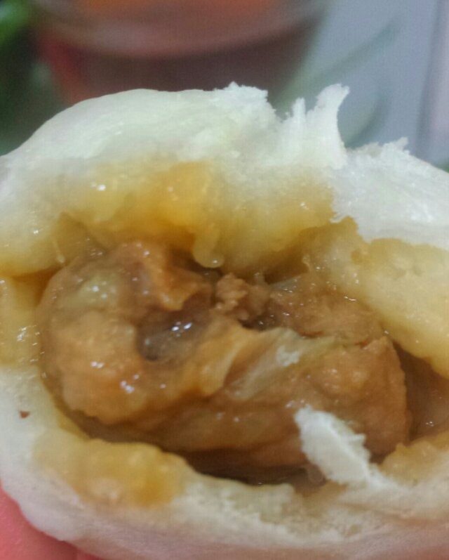 猪肉大葱包子,肉馅入盐,料酒,葱姜末,糖,鸡精,顺时针充分拌匀,水开后将包好包子上笼大火蒸十五分钟