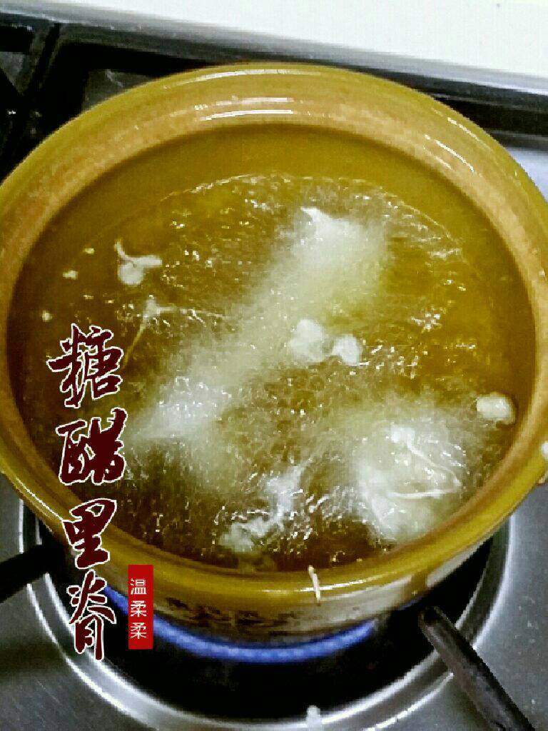 糖醋里脊,热油，里脊肉沾生粉炸熟，备用。