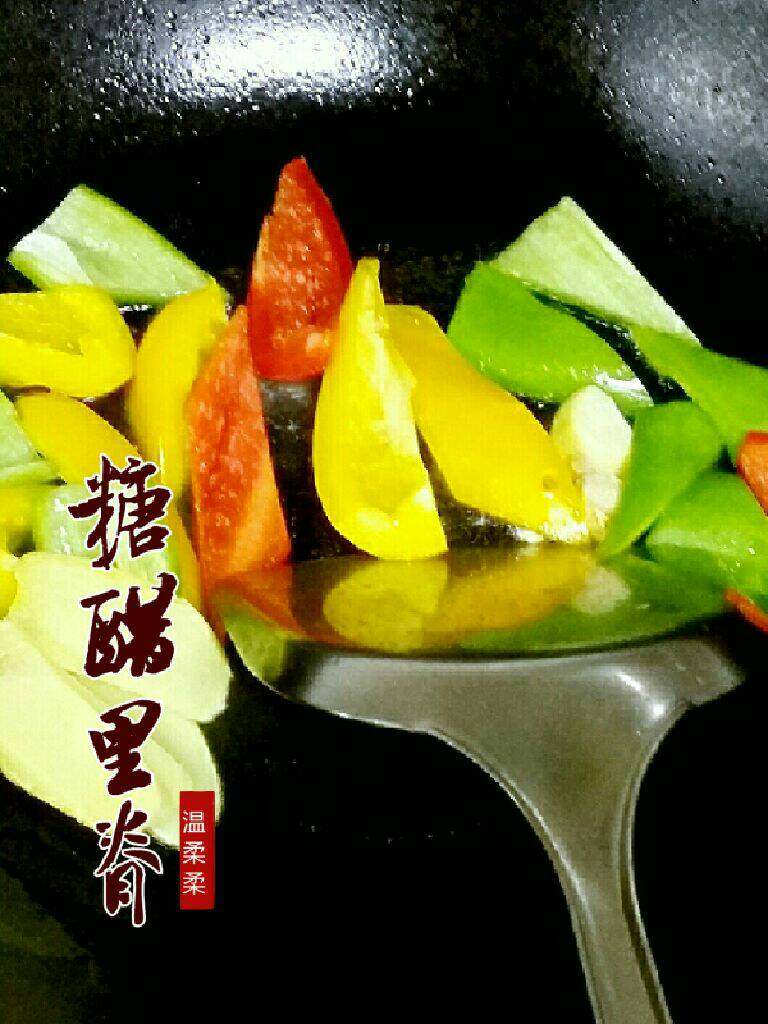 糖醋里脊,起油锅加入配料略炒。