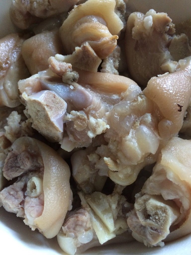 花生焖猪蹄,如图