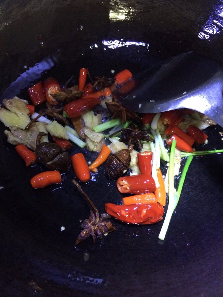 花生焖猪蹄,如图