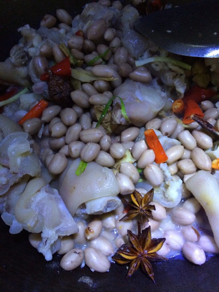 花生焖猪蹄,如图