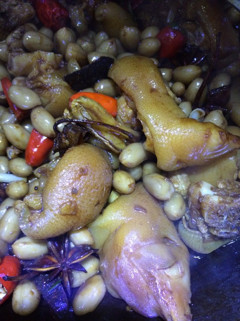 花生焖猪蹄,如图