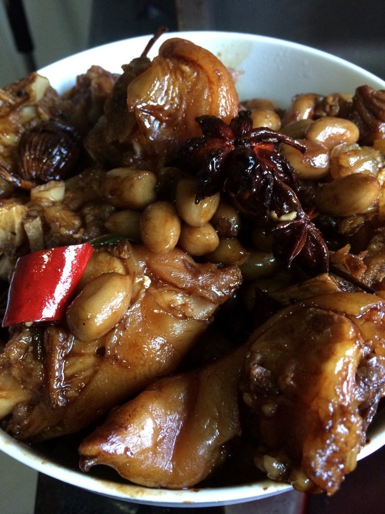 花生焖猪蹄,如图