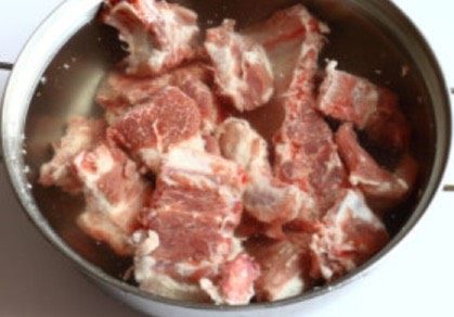 东北酱排骨米饭,将剁好的排骨(含脊骨)放入清水盆里浸泡1个小时左右