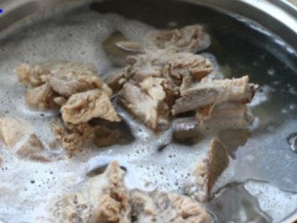 东北酱排骨米饭,汤锅加水烧开,把浸泡好的排骨(含脊骨)放入里面焯水