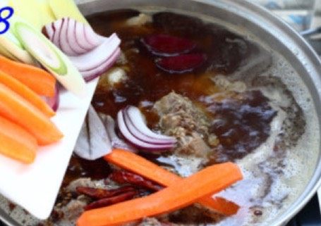 东北酱排骨米饭,汤锅加水烧开,放入焯好水的排骨(含脊骨),再放入熬好的糖色和图2所有的原料