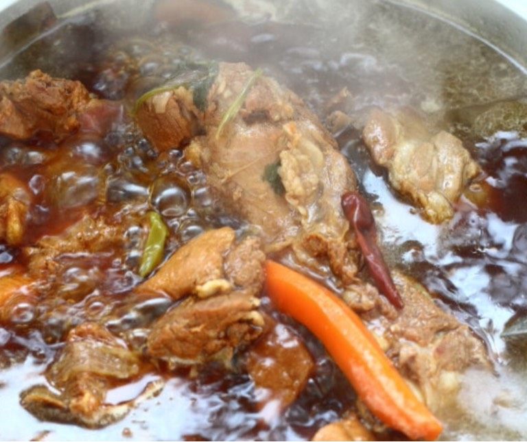 东北酱排骨米饭,调成中小火,炖制30—40分钟左右,就可以了