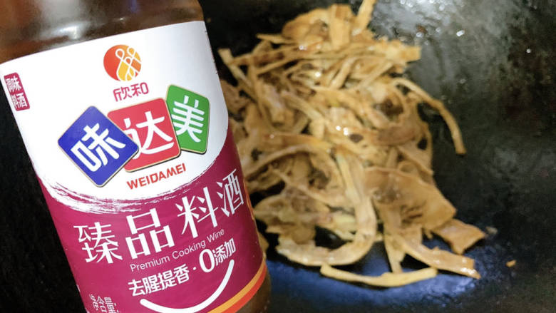 牛肉炒笋片,一勺料酒,并加适量水进行焖煮,约3~5分钟