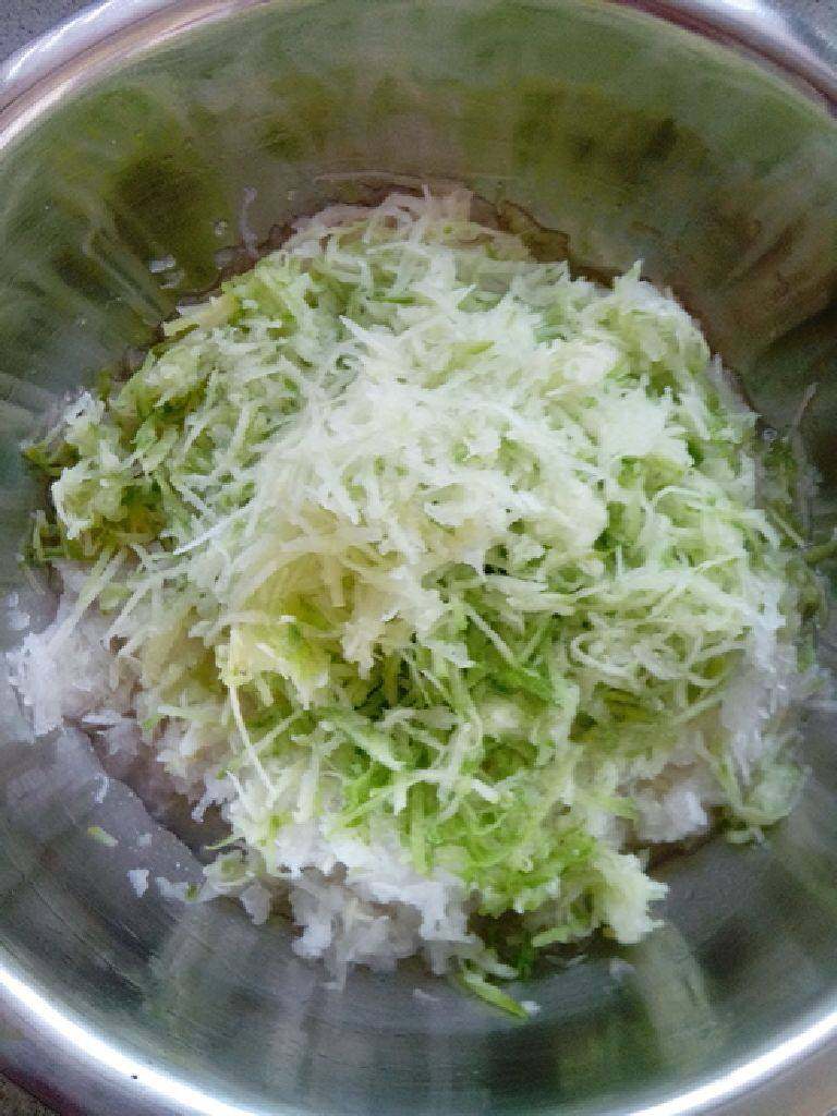 萝卜圆子,把所有材料洗净控水,将萝卜擦细丝撒盐去除多余水分(也可以去除萝卜的苦涩味)